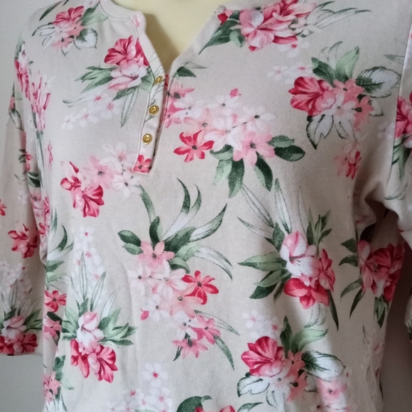 Flower print top - Picture 2 of 5